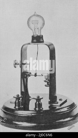Die erste elektrische Lampe von Thomas Edison. Schwarz-Weiß-Fotografie, aufgenommen um 1890s Stockfoto