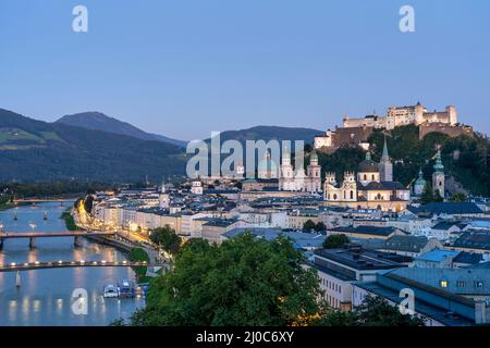 Panorama über die Altstadt von Salzburg bei Nacht zur Blauen Stunde mit der Festung Hohensalzburg im Hintergrund Stockfoto