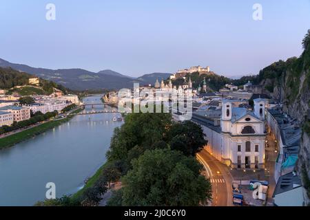 Panorama über die Altstadt von Salzburg bei Nacht zur Blauen Stunde mit der Festung Hohensalzburg im Hintergrund Stockfoto