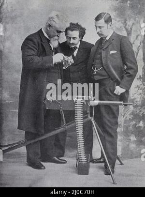Sir Hiram Stevens Maxim demonstrierte Louis Cassier und J. Bucknall Smith sein neuestes Maschinengewehr, entworfen für den Kaiser von Deutschland, um 1895 Stockfoto