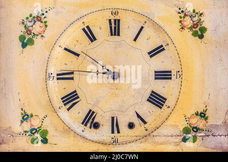 Antike ornamentale Uhr mit handbemalten Blumenschmuck Stockfoto