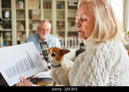 Seniorenpaar, das gemeinsam Buchhaltung und Finanzplanung für Ruhestand und Ruhestand macht Stockfoto