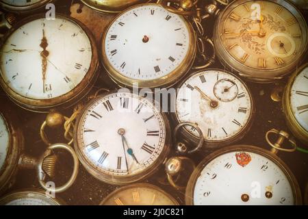 Retro-Look mit alten verkratzten und heruntergekommenen Taschenuhren Stockfoto