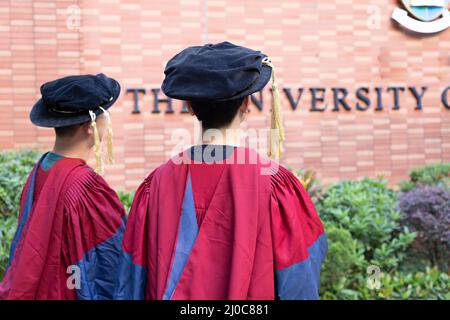 Zwei glückliche stolze Doktoranden graduierten männliche Studenten in akademischem Kleid. Rückansicht Stockfoto