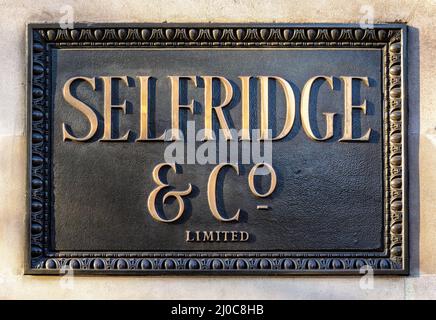 London, Großbritannien - 10.. März 2022: Das ikonische Schild vor dem Selfriges Flagship Store in der oxford Street. Diese Messingtafel befindet sich am Eingang des Abgangs Stockfoto