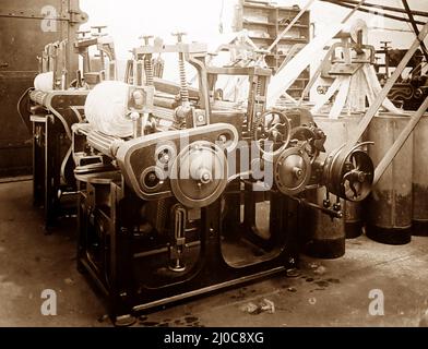 Balling-Maschine in einer Wollmühle in Bradford, Yorkshire, spätviktorianische Periode Stockfoto