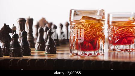 Schachfiguren und Whiskyglas Stockfoto