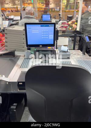 Karlsruhe, Deutschland - 12. März 2022: Kassenschalter im Supermarkt ohne Arbeiter und Pause-Text auf dem Display Stockfoto