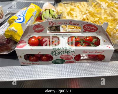 Karlsruhe, Deutschland - 12. März 2022: Mehrere Lebensmittelbonbons Gemüseobst Konfitüren auf der Theke im Supermarkt-Supermarkt - Schwerpunkt auf den Kiss Me Honey kleine Tomaten Stockfoto