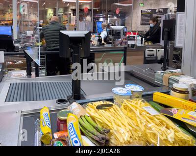 Karlsruhe, Deutschland - 12. März 2022: Mehrere Lebensmittel Süßigkeiten Gemüseobst Konfitüre auf der Theke im Supermarkt ohne Kasse Stockfoto