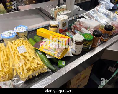 Karlsruhe, Deutschland - 12. März 2022: Mehrere Lebensmittelbonbons Gemüseobst Konfitüren auf der Theke im Supermarkt-Supermarkt - Glasgläser mit Fleisch und Sauasages Stockfoto