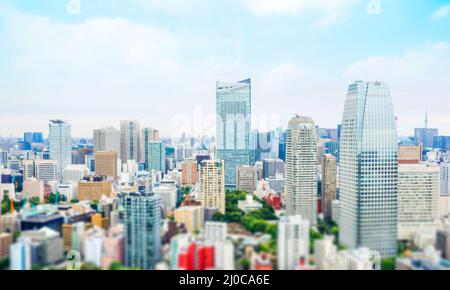 Geschäfts- und Kulturkonzept - Panorama-Skyline der modernen Stadt aus der Vogelperspektive vom tokyo Tower unter dramatischem Morgenblau Stockfoto