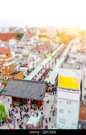 Geschäfts- und Kulturkonzept - Panorama moderne Skyline der Stadt Vogelperspektive mit Sensoji-ji Temple-Schrein - Asakusa Distri Stockfoto