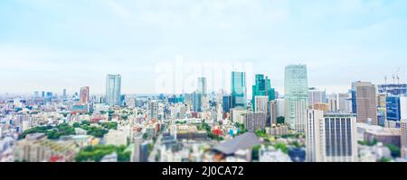 Geschäfts- und Kulturkonzept - Panorama-Skyline der modernen Stadt aus der Vogelperspektive vom tokyo Tower unter dramatischem Morgenblau Stockfoto