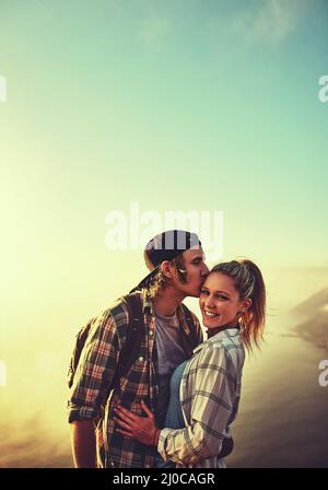 Der Natur und einander näher kommen. Aufnahme eines liebevollen jungen Paares, das sich während einer gemeinsamen Wanderung verbindet. Stockfoto