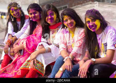 18. März 2022, Narayanganj, Dhaka, Bangladesch: Mädchen feiern das ''Holi''-Festival, indem sie sich in Narayanganj, Bangladesch, mit Farben schmücken und sich gegenseitig mit farbigen Pulvern beschmieren. ''Holi'', bekannt als das ''Fest der Farben'', wird am Ende der Wintersaison am letzten Vollmondtag des Mondmonats gefeiert. Das Fest feiert die ewige und göttliche Liebe von Radha und Krishna. Es bedeutet auch den Sieg des Guten über das Böse.das Holi-Fest wird gefeiert, um den Beginn des Frühlings zu markieren, mit Menschen aus allen Gesellschaftsschichten kommen auf die Straßen und die Anwendung farbigen po Stockfoto