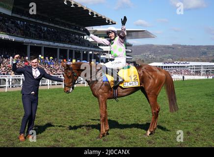 Jockey Paul Townend feiert auf Vauban nach dem Gewinn der JCB Triumph Hürde am vierten Tag des Cheltenham Festivals auf der Cheltenham Racecourse. Bilddatum: Freitag, 18. März 2022. Stockfoto