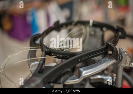 Schlägerbesaitung. Detail des Tennisschlägers in der Stringing-Maschine Stockfoto