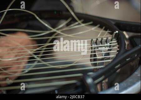 Schlägerbesaitung. Detail des Tennisschlägers in der Stringing-Maschine Stockfoto