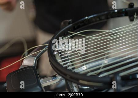 Schlägerbesaitung. Detail des Tennisschlägers in der Stringing-Maschine Stockfoto