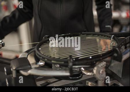 Schlägerbesaitung. Detail des Tennisschlägers in der Stringing-Maschine Stockfoto