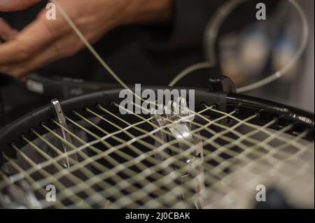 Schlägerbesaitung. Detail des Tennisschlägers in der Stringing-Maschine Stockfoto