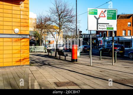 Epsom Surrey London, 18 2022. März, Verkehr wartet an den roten Ampeln der geschäftigen Hauptstraße, Straßenschild und Blue Sky Stockfoto