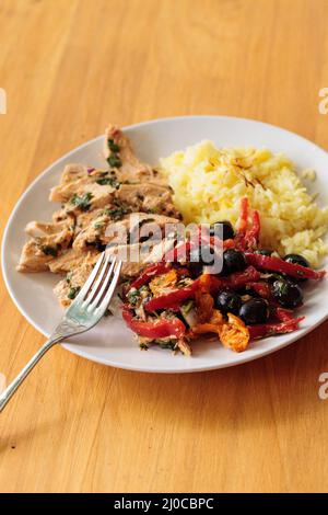 Spicy Chicken Diablo mit Koriander, Oliven, Paprika, Knoblauch und Zwiebel Stockfoto