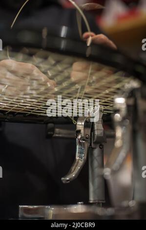 Schlägerbesaitung. Detail des Tennisschlägers in der Stringing-Maschine Stockfoto