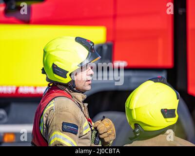 Milton Keynes, Großbritannien, 18. März 2022. Eine Multi-Force-Trainingsveranstaltung mit Fire & Rescue, Ambulanz und Polizei aus verschiedenen Landkreisen, die in einem stillgelassenen Wohnblock in Bletchley stattfindet, Feuerwehrschläuche, Atemschutzgeräte, Handwerkzeuge und eine ausfahrbare Plattform, auf der unter den Ausrüstungsteilen, die zum Üben der Evakuierung der Make Believe-Opfer verwendet werden, eine große Anzahl von Opfern gehört. Milton Keynes. Kredit: Matt Goodrum/Alamy Live Nachrichten Stockfoto