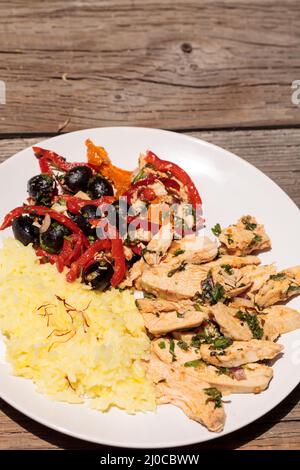 Spicy Chicken Diablo mit Koriander, Oliven, Paprika, Knoblauch und Zwiebel Stockfoto