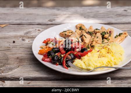 Spicy Chicken Diablo mit Koriander, Oliven, Paprika, Knoblauch und Zwiebel Stockfoto