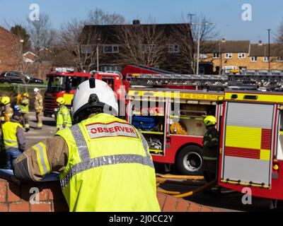 Milton Keynes, Großbritannien, 18. März 2022. Eine Multi-Force-Trainingsveranstaltung mit Fire & Rescue, Ambulanz und Polizei aus verschiedenen Landkreisen, die in einem stillgelassenen Wohnblock in Bletchley stattfindet, Feuerwehrschläuche, Atemschutzgeräte, Handwerkzeuge und eine ausfahrbare Plattform, auf der unter den Ausrüstungsteilen, die zum Üben der Evakuierung der Make Believe-Opfer verwendet werden, eine große Anzahl von Opfern gehört. Milton Keynes. Kredit: Matt Goodrum/Alamy Live Nachrichten Stockfoto