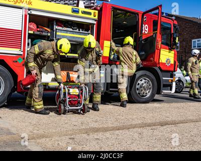 Milton Keynes, Großbritannien, 18. März 2022. Eine Multi-Force-Trainingsveranstaltung mit Fire & Rescue, Ambulanz und Polizei aus verschiedenen Landkreisen, die in einem stillgelassenen Wohnblock in Bletchley stattfindet, Feuerwehrschläuche, Atemschutzgeräte, Handwerkzeuge und eine ausfahrbare Plattform, auf der unter den Ausrüstungsteilen, die zum Üben der Evakuierung der Make Believe-Opfer verwendet werden, eine große Anzahl von Opfern gehört. Milton Keynes. Kredit: Matt Goodrum/Alamy Live Nachrichten Stockfoto