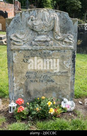 Originalgrabstein der Schriftstellerin und Dichterin Anne Bronte, St. Mary's Church, einer Pfarrkirche in Scarborough, North Yorkshire, Großbritannien. Stockfoto