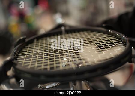 Schlägerbesaitung. Detail des Tennisschlägers in der Stringing-Maschine Stockfoto