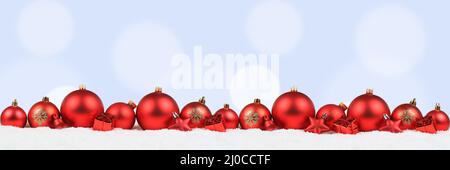 Weihnachten rot Weihnachten Kugeln Banner Dekoration hellblau Hintergrund Winter Schnee Text freien Raum Stockfoto