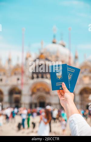 Hand, die im Besitz eines ukrainischen biometrische Pässe travel concept Bewegungsfreiheit Italien Venedig Stockfoto