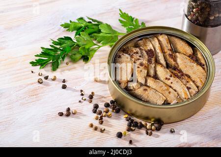 Verzinnte kleine geräucherte Sardinen auf dem Hintergrund mit Grüntönen Stockfoto