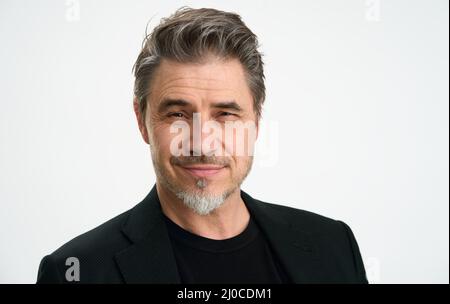 Geschäftsmann im mittleren Alter in Jacke. Mittlerer Erwachsener, Mann im reifen Alter, glücklich lächelnd. Kopfaufnahme Porträt isoliert auf weiß. Stockfoto