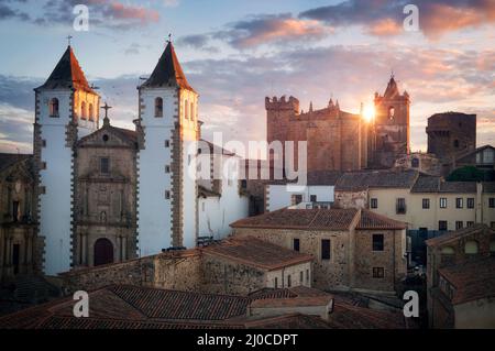 Sonnenuntergang in der mittelalterlichen Stadt Caceres, Spanien. Hochwertige Fotos Stockfoto