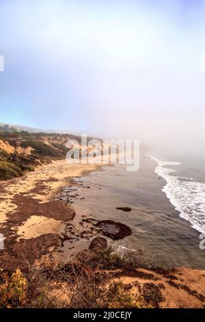 Am Crystal Cove State Beach weht Nebel über dem Meer Stockfoto