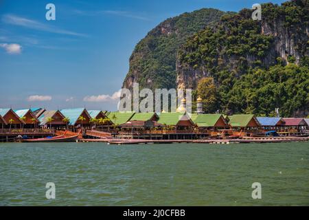 Blick auf die tropischen Inseln in der Phang Nga Bay und Koh Panyee (Ko Panyi) mit blauem Meerwasser, Phang Nga Thailand Naturlandschaft Stockfoto