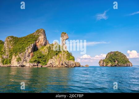 Blick auf die tropischen Inseln mit lokischem blauem Meerwasser und weißem Sandstrand, Naturlandschaft in Krabi Thailand Stockfoto