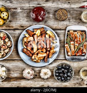 Speisenangebot. Traditionelle amerikanische Snacks: Bratkartoffeln, Gurken, Ketchup Stockfoto