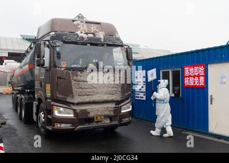 Harbin, Chinas Provinz Heilongjiang. 14. März 2022. Menschen erhalten Nukleinsäuretests an einer temporären COVID-19-Teststelle an einer Autobahnmautstelle in Harbin, nordöstlich der chinesischen Provinz Heilongjiang, 14. März 2022. Quelle: Xie Jianfei/Xinhua/Alamy Live News Stockfoto