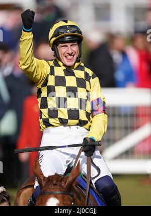 State man, der von Paul Townend geritten wurde, nachdem er die Handicap-Hürde von McCoy Contractors County am vierten Tag des Cheltenham Festivals auf der Cheltenham Racecourse gewonnen hatte. Bilddatum: Freitag, 18. März 2022. Stockfoto