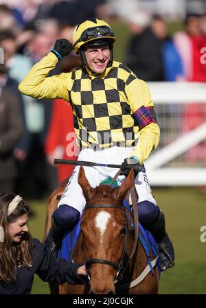 State man, der von Paul Townend geritten wurde, nachdem er die Handicap-Hürde von McCoy Contractors County am vierten Tag des Cheltenham Festivals auf der Cheltenham Racecourse gewonnen hatte. Bilddatum: Freitag, 18. März 2022. Stockfoto