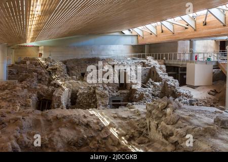 Santorini, Griechenland - 18. September 2020: Ausgrabungen in der prähistorischen Stadt Akrotiri in Santorini, Griechenland Stockfoto