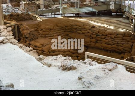 Santorini, Griechenland - 18. September 2020: Ausgrabungen in der prähistorischen Stadt Akrotiri in Santorini, Griechenland Stockfoto